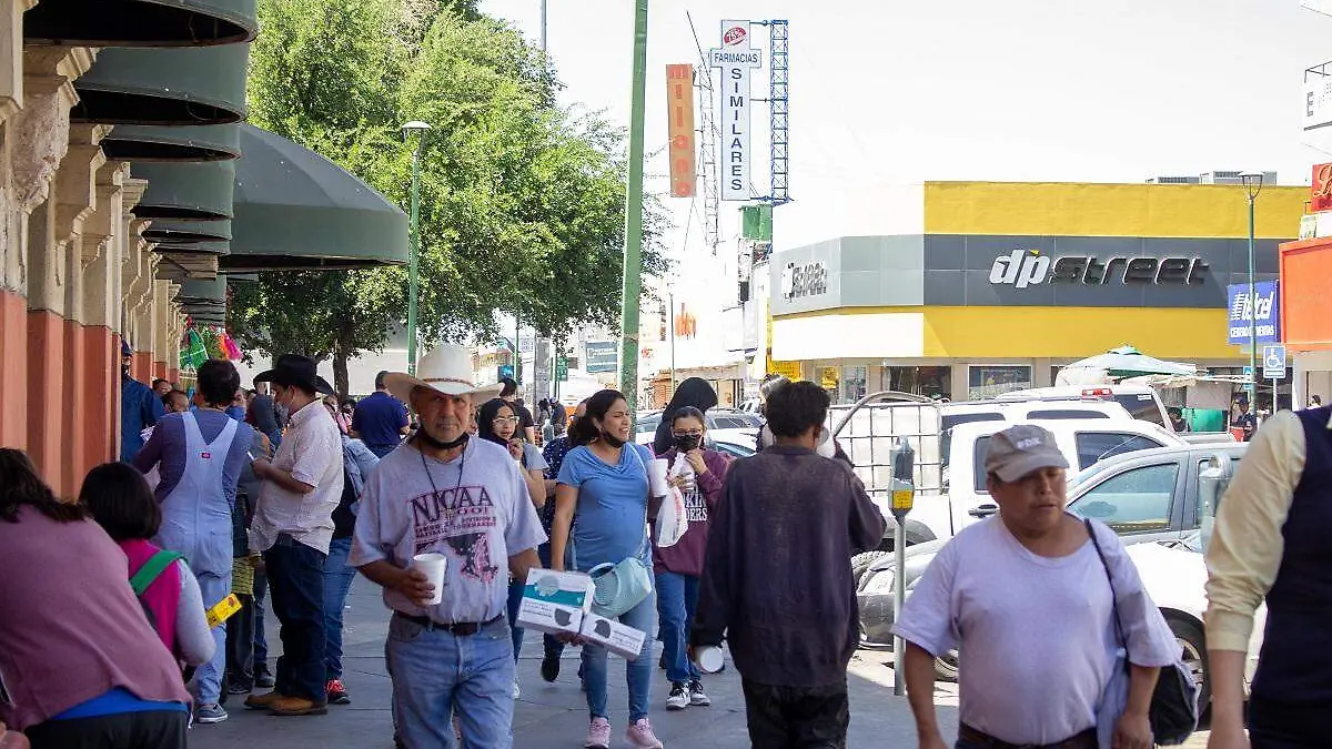 Movilidad gente centro de la ciudad fin semana puente gente sin cubrebocas - Mike Acosta (3)